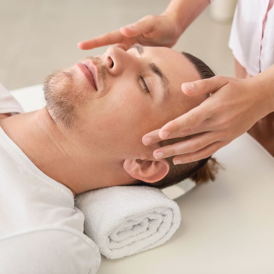 Reiki Behandlung – sanfte Entspannung und Energiearbeit für Körper und Geist.
