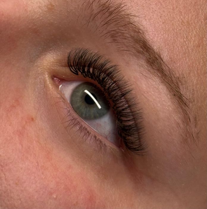 Nahaufnahme von Wimpern und Augenbrauen nach der Lifting-Behandlung.