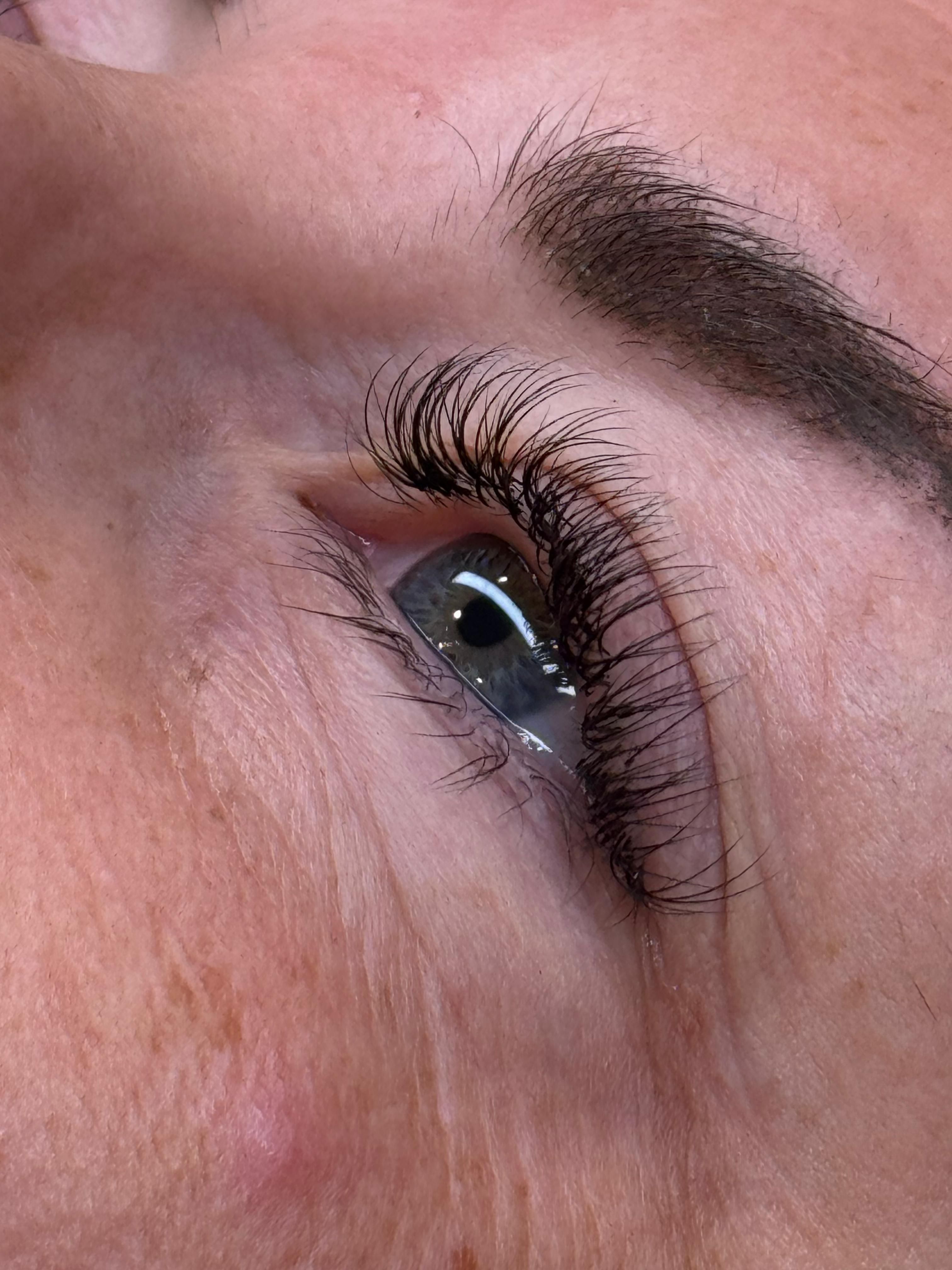 Nahaufnahme von gelifteten Wimpern und Augenbrauen – natürliche Schönheit und Pflege.
