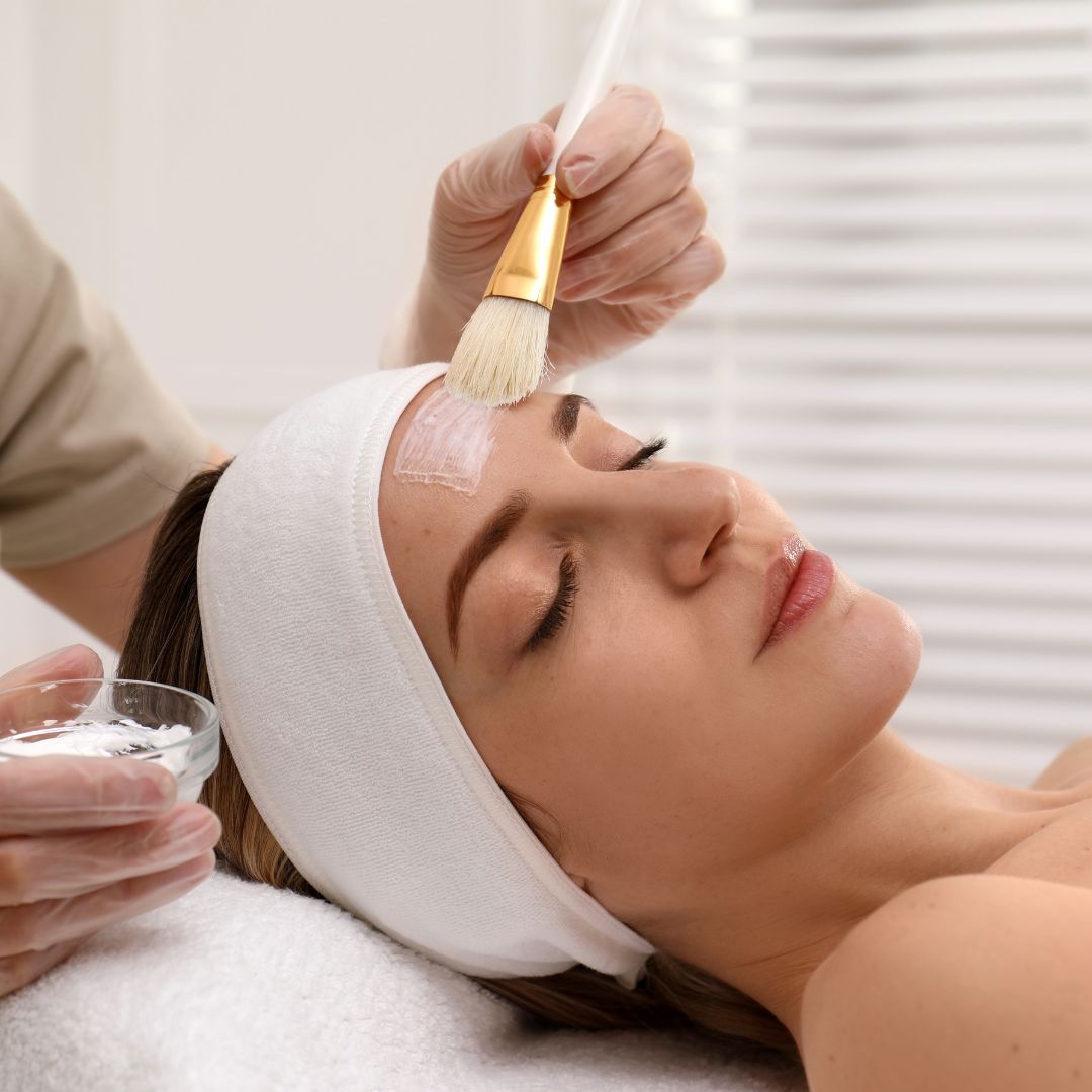Professionelle Gesichtsbehandlung mit Pflegemaske – Wellness für die Haut.