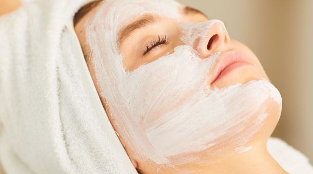 Professionelle Gesichtsbehandlung mit Pflegemaske – Wellness für die Haut.
