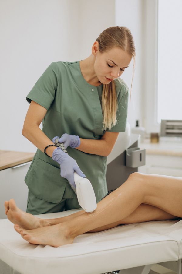 Laser-Haarentfernung mit ICE Diodenlaser an den Beinen – dauerhafte Haarentfernung.