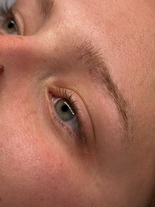 Nahaufnahme von Wimpern und Augenbrauen vor der Lifting-Behandlung.
